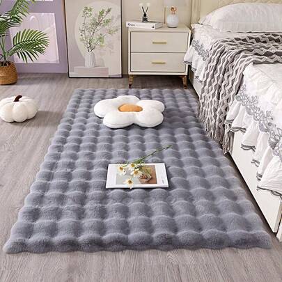 这款柔软蓬松的灰色长毛绒地毯，舒适透气，适用于卧室、客厅、书房、办公室、门厅等场所，可作为地垫营造温馨的卧室氛围。这款长毛绒地毯可水洗且防滑，设计可爱，适合全年室内使用，是室内装饰的理想之选。它也可用作奢华简约的客厅或卧室地毯。