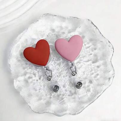 Einziehbarer Ausweishalter, Herz-förmig aus blauem und burgunderrotem Harzmaterial | Ausweis-Halter mit Sicherheitsclip und Schlaufe für Krankenschwestern und Ärzte, medizinisches Gesundheits-Ausweiszubehör, Geschenk für Mädchen, Schul-Zubehör, Büro-Zubehör, Accessoires