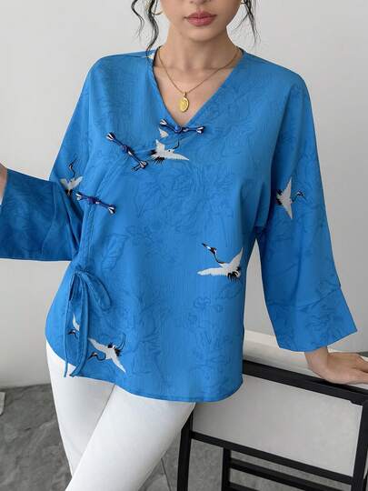 1 st. damblus med blåbärsblått retrotryck, asymmetrisk krage, sned knappslå, enkelknäppt, knytband, utsvängda ärmar, elegant blus i kinesisk stil - bekväm och andningsbar festivalklädsel, perfekt för strandsemester, arbete, vardagskläder, fest, bankett, bröllop, nyår, vårfestival och andra tillfällen, en idealisk present till flickvän, fru, mamma, mors dag