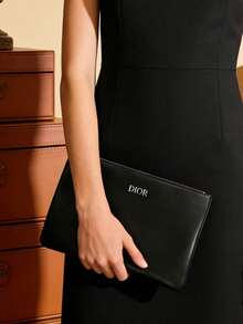 Dior 这款别致的黑色迪奥皮革手拿包饰有品牌标志，尽显奢华美感。无论是出席时尚晚宴还是日常使用，它都是必备单品，完美搭配前卫或优雅的服饰。对于追求高端设计的包袋爱好者来说，这是一款不可错过的精致之作。 - 黑色 - 查看 10