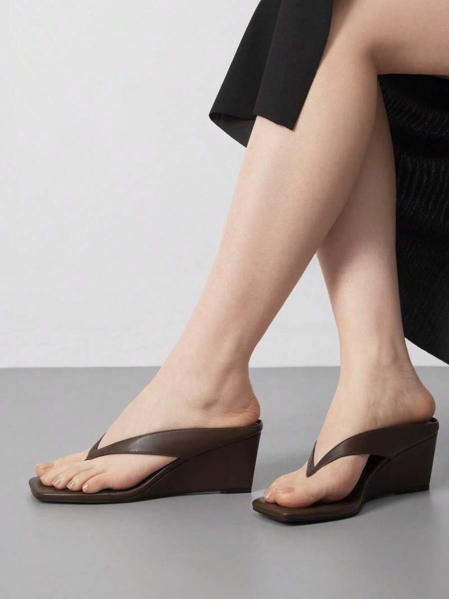 Athlefit Women's Low Wedge Sandals  Dressy Square Open Toe Summer Beach Flip Flops Thong Heeled Sandals Providing A Comfortable Wearing Experience So You Can Walk Or Stand For Long Periods Without Feeling Tired - 棕色 - 查看 1