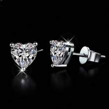 LOVESSOM 一对925纯银1克拉心形莫桑石耳环，时尚简约，是秋冬季节送给男士和女士的节日礼物，适合派对、婚礼、圣诞节、万圣节、感恩节、情人节、返校季、婚礼季、生日、周年纪念日和新年等场合。附赠礼盒。 - 銀色 - 查看 3