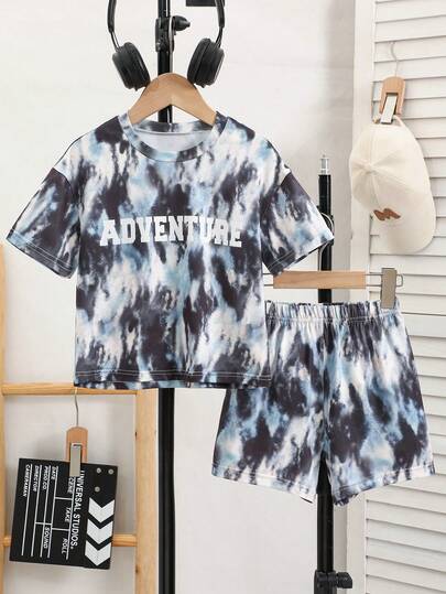 男童夏季短袖短裤套装，扎染黑蓝白渐变图案，“ADVENTURE”字母印花上衣搭配同款短裤，宽松舒适，适合夏季休闲外出穿着。