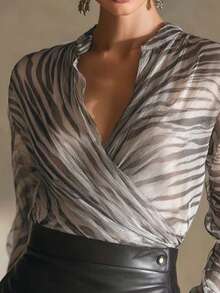 Blusa de manga larga con escote en V y estampado de cebra, versátil y elegante para una cita - Plateado - Ver 5