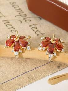 一对时尚个性化的微镶锆石枫叶耳钉，精致优雅，适合日常佩戴和节日场合，可作为礼物送给朋友或爱人。 - 楓葉耳環 - 查看 6