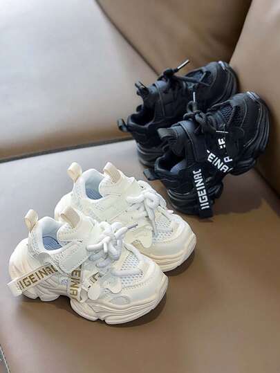 1双儿童软底防滑休闲运动鞋，魔术贴设计，透气舒适，适合春秋季穿着。