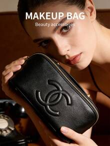 CHANEL 大号Logo防水化妆包，棕色内衬，多隔层设计，容量大，适合旅行、日常使用，也可作为高档礼品。