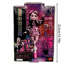 Mattel Monster High 娃娃，德古拉萝拉，身穿粉色蝴蝶结连衣裙和黑色开衫，配有宠物蝙蝠“Count Fabulous”，以及7件配件，包括拉面、口红和手提包。 - Draculaura - 查看 7