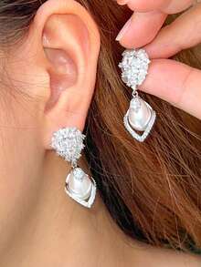 一对优雅的白色珍珠吊坠耳环，镀银立方氧化锆首饰，适合新娘、伴娘、订婚、宴会、派对、舞会、情人节、生日、周年纪念日等场合佩戴。 - 1pcs of Earrings - 查看 7
