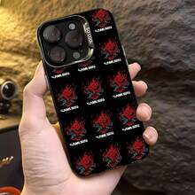 Logotipos samuráis Cyberpunk repetidos sobre fondo negro. Esta elegante funda es compatible con los modelos  17, 16, 15, 14 Pro Max, 13, 12, 11, XR y XS Plus. Fabricada en TPU flexible, resistente a golpes y arañazos, ofrece una excelente protección contra caídas y un agarre cómodo. Es un regalo ideal para familiares, amigos y seres queridos, y una opción perfecta para festivales. - Negro - Ver 4