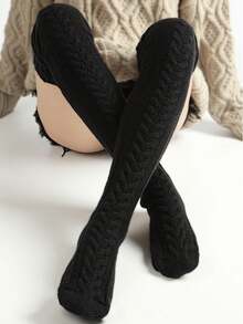 1双黑色过膝长袜，针织加厚款，适合女性穿着，可过膝穿着，适合节日聚会。