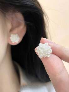一对白色花朵图案优雅甜美的耳钉，适合年轻女孩日常和节日佩戴。 - 花朵 - 查看 2