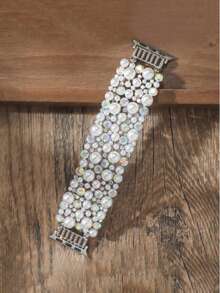 1条银色珍珠钻石弹性表带，时尚独特，男女通用，兼容38毫米至49毫米的苹果手表，是婚礼、度假、毕业典礼和开学季的完美礼物。