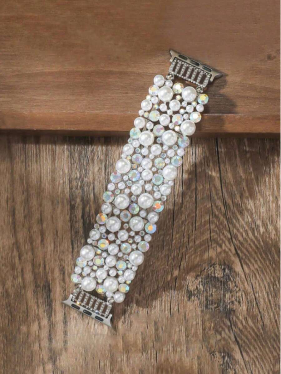 1条银色珍珠钻石弹性表带，时尚独特，男女通用，兼容38毫米至49毫米的苹果手表，是婚礼、度假、毕业典礼和开学季的完美礼物。