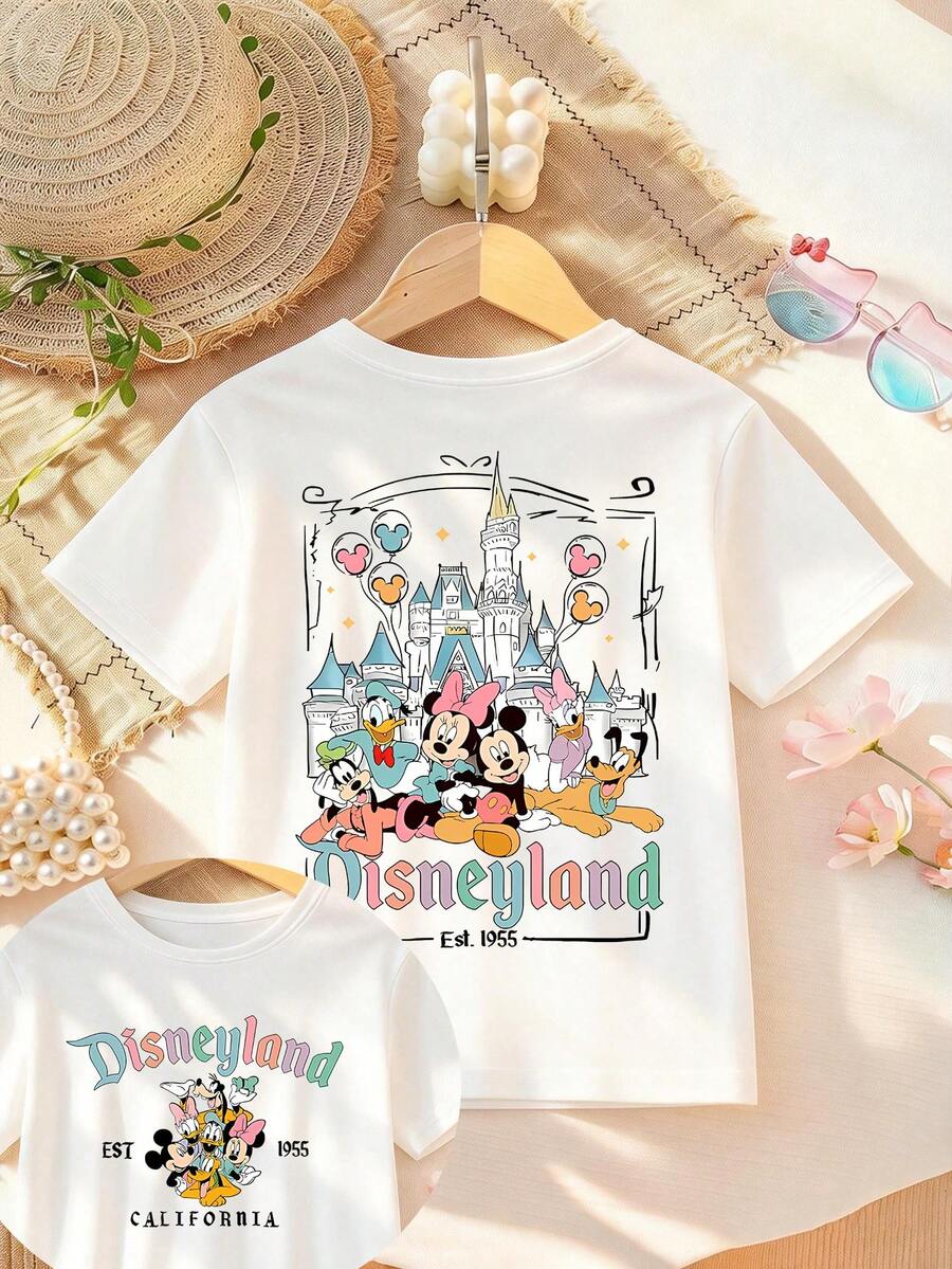 Disney T-Shirt Featuring The Iconic Castle Logo, Mickey Mouse, And His Friends With Lettering Elements On Both Sides. This Soft, Breathable Short-Sleeve Crew Neck Tee Is Perfect For Spring And Summer Wear, Ideal For Everyday Outfits, Vacations, Outdoor Adventures, School Life, And Shopping Trips. It Makes An Excellent Gift For Boys And Girls Alike. Every Child Deserves One. - 白色 - 查看 1