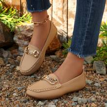 复古金属扣乐福鞋，鞋面和鞋底柔软舒适，百搭休闲一脚蹬鞋，搭配牛仔裤更佳，复古绗缝金属链条装饰，女士春秋休闲平底鞋。 - 卡其色 - 查看 2