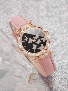 这款三件套温柔甜美少女手表套装，包含一款蝴蝶表盘镶钻石英表、一条仿珍珠手链、一个玫瑰流苏吊坠和一个粉色钱包。套装采用柔和的粉色调，融入蝴蝶和仿珍珠元素，散发出甜美少女的魅力。适合各种场合，例如新年约会、日常通勤、闺蜜聚会和休闲外出。 - 粉色 - 查看 2