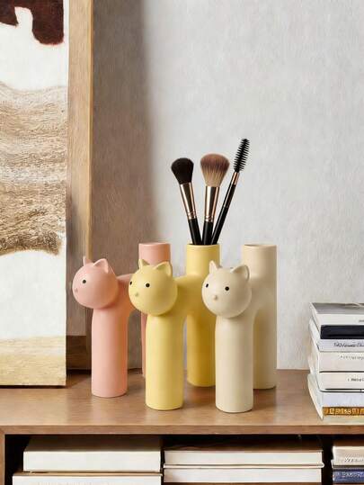 1个可爱猫咪造型收纳装饰罐，适合收纳化妆刷、眉笔等。也可用于装饰梳妆台、客厅、卧室或办公室，是送给朋友的绝佳礼物。