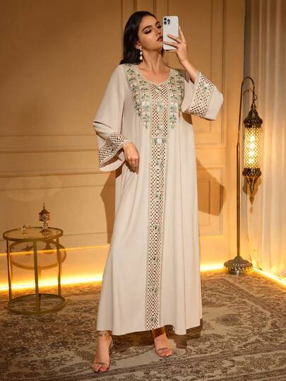 长袖V领阿拉伯长袍，饰以精美贴花，采用梭织面料制成