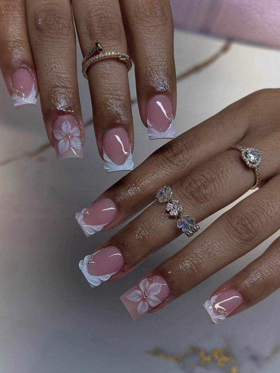 10片手工法式全贴假指甲，方形和棺材形可选。采用3D线条和花卉图案，时尚精致。轻松打造美甲造型，为您的指尖增添浪漫气息，展现大胆的时尚品味。完美适用于派对、晚宴和日常佩戴，也是送给女性和女孩的绝佳礼物。美甲用品 手工按压式假指甲