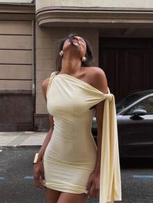 Vuslat 女士优雅香槟色开衩露肩扭腰迷你连衣裙，简约吊带不对称露肩飘逸修身连衣裙，女士夏季连衣裙，情人节，婚礼宾客礼服，生日礼服，女士优雅连衣裙，女士海滩度假装，毕业典礼，下午茶 - 杏色 - 查看 4