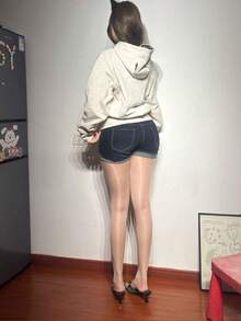 白色亮面连裤袜 - 性感纯净，适合日常穿着和情人节约会