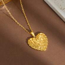 1件时尚钛钢小饰品，法式风格心形吊坠项链，钛钢镀18K金锁骨链，ins风项链，情人节礼物