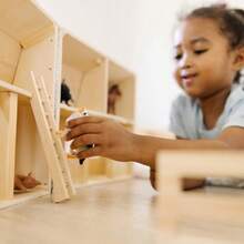 NEW  and Doug Establo de Madera Plegable y Portátil Juego de Animales y Figuras para Jugar Fomenta el Juego Imaginativo 7 Figuras de Juego de Animales - Inglés - Ver 5