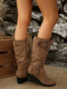女士侧拉链厚底过膝长靴，麂皮绒面料，舒适时尚，金属搭扣装饰，适合日常、度假、休闲穿着，大码尺码 - 卡其色 - 查看 4