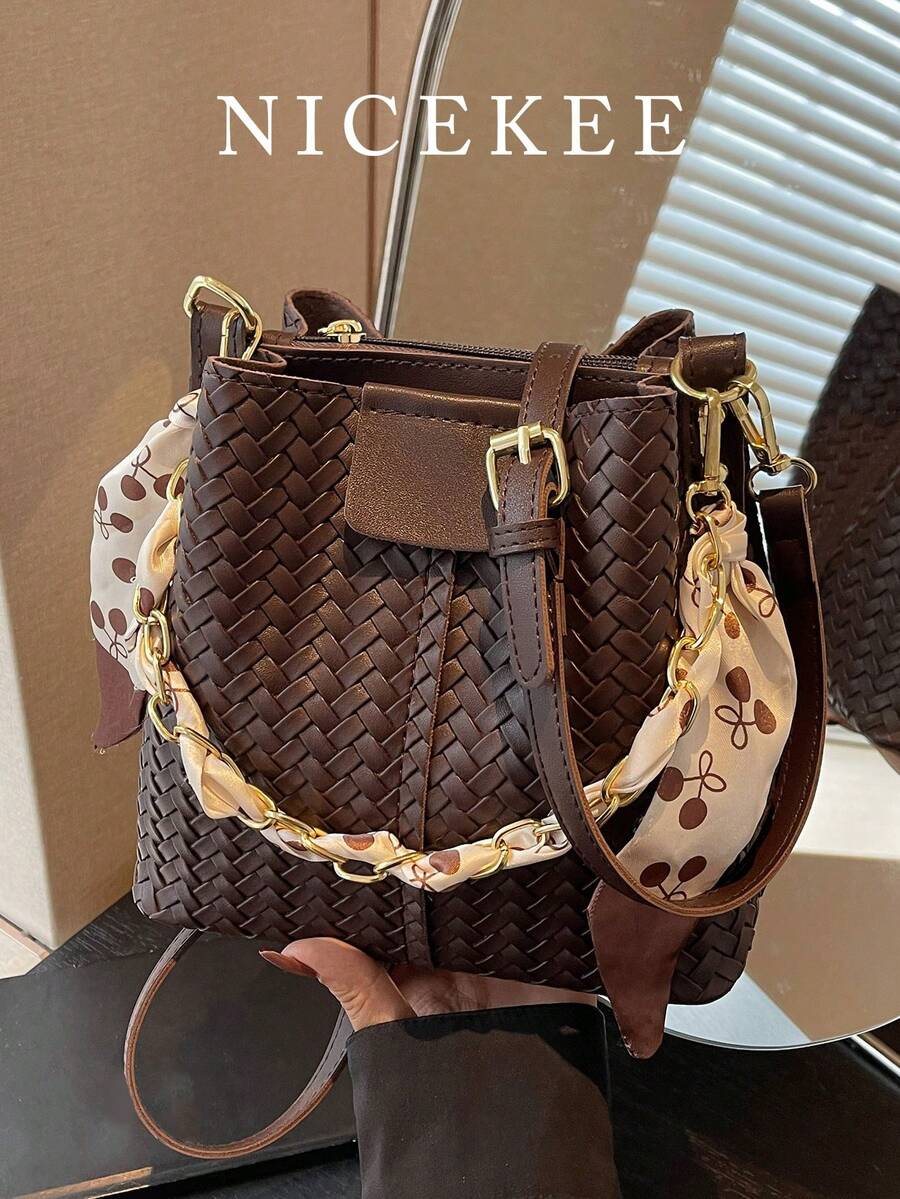 高端百搭水桶包，时尚纯色单肩包，复古小众设计，女士单肩包，适合工作、通勤、日常出行、购物和约会。