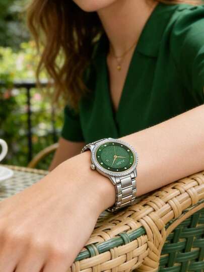 Seiko Reloj de cuarzo elegante y de lujo para mujer ALBA AH7W27X1, esfera redonda de acero inoxidable verde con diamantes, accesorio de moda adecuado para uso diario, negocios, citas y combinación de atuendos. Un regalo perfecto para la novia o un ser querido.