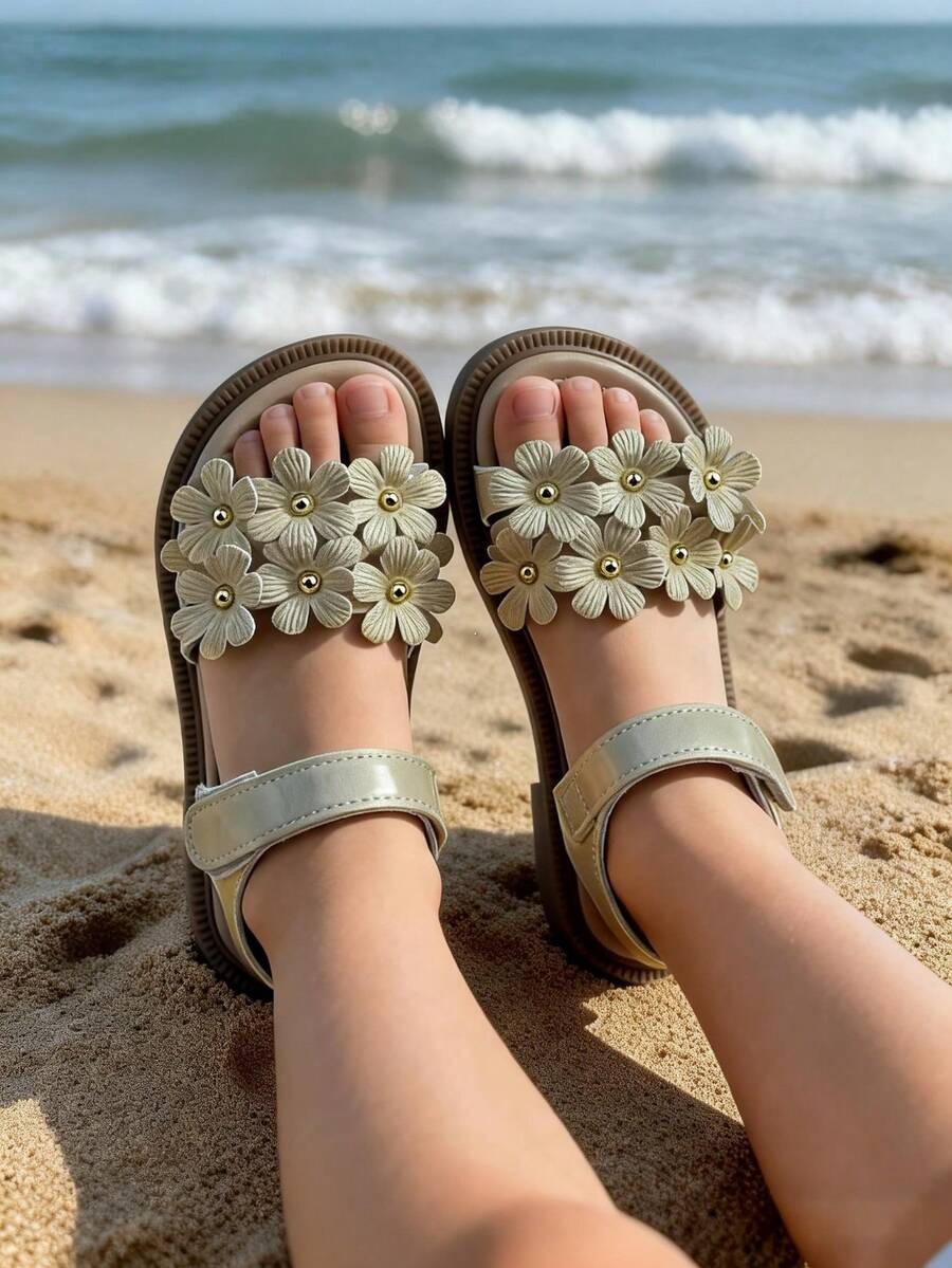 1 Pair Girls' Sweet 3D Floral Decor Sandals, Made Of Soft Leather And Patent Material, Non-Slip, Open Toe Flat, Suitable For Summer Beach Outings, Weekend Beach Picnics, And Daily Wear - Gold - View 1