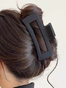 1个极简黑色哑光方形发爪，优雅大号方形发夹配饰
