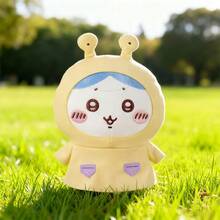 Miniso 千川系列夏季可爱雨衣摆件。小兔、小千和小八身着清新亮丽的雨衣，表情活泼生动。采用优质PU皮革材质，触感柔软，表面光滑。雨衣上的小口袋等细节设计更添趣味。可作为室内装饰品，摆放在书桌或展示架上，营造活泼氛围；也可作为玩偶陪伴，为生活增添温暖。（1个） - 黃色 - 查看 3