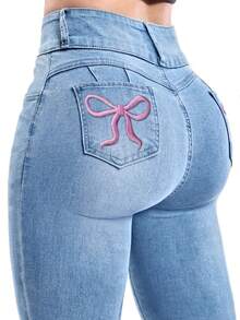 这款优雅时尚的千禧一代风格修身牛仔裤，饰有性感刺绣蝴蝶结、纽扣细节、口袋和拉链，高腰剪裁更凸显女性魅力。适合所有季节和场合，包括休闲日常穿着，也是新年和情人节的必备单品。春季必备。 - 藍色 - 查看 1