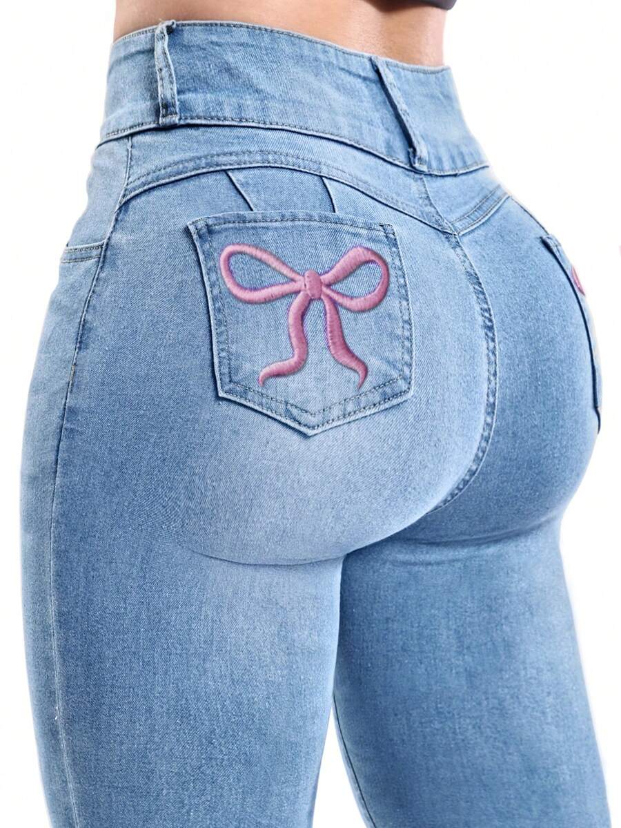 这款优雅时尚的千禧一代风格修身牛仔裤，饰有性感刺绣蝴蝶结、纽扣细节、口袋和拉链，高腰剪裁更凸显女性魅力。适合所有季节和场合，包括休闲日常穿着，也是新年和情人节的必备单品。春季必备。 - 藍色 - 查看 1