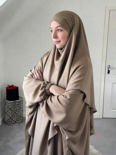 Bộ 2 món gồm khăn trùm đầu và áo choàng Abaya, áo choàng có chun ở cổ tay, vòng ngực 230cm, dài 143cm, rộng rãi và thoải mái, khăn trùm đầu dài 140cm.