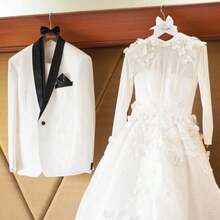 2/1 Set Grucce per Abito da Sposa e Sposo, Grucce in Legno per Abito da Sposa con Papillon, Grucce Mr. & Mrs., Regalo per Addio al Nubilato, Decorazione Matrimonio, Decorazione Casa, Decorazione Camera da Letto, Primavera, Minimalista, Decorazione Estiva - Bianco e nero - Visualizzare 1