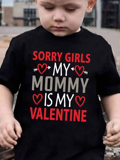 Camisetas el algodón modernas y cómodas para niños y niñas. ¡Lo siento, amigos! Camiseta de regalo de San Valentín de mi mamá - esta linda camiseta de algodón negro presenta texto rojo y blanco y patrones de corazones, especialmente adecuada para las celebraciones de San Valentín de los niños. y cómoda para actividades al aire libre, lo que la convierte en un regalo conmovedor para madres e hijos. Día de San Valentín niño, niños, san. Valentín, camisetas el niño, camisas para niño, ropa el niño, san Día de San Valentín niño,k, chicas, ropa el niña, san San Valentín Día de San Valentín niña, blusas para niña, Deportes Americanos, Tops el Año Nuevo, Estiloño