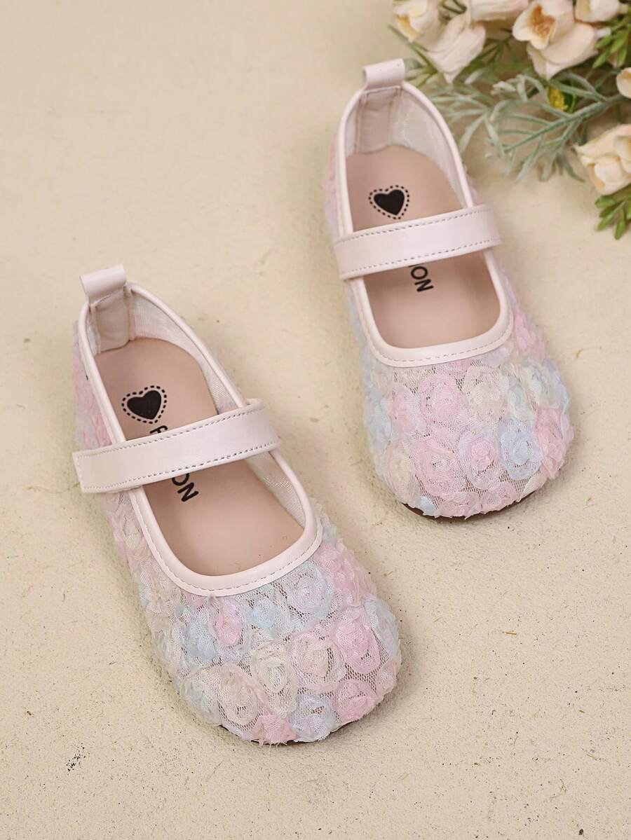 1 Đôi giày bệt công chúa Mary Jane ngọt ngào cho bé gái, trang trí ren hoa hồng ombre 3D, chất liệu lưới thoáng khí và da PU mềm mại, đế cao su chống trượt, mũi tròn, khóa dán, gót thấp, thích hợp cho đi học hàng ngày, tiệc sinh nhật, đám cưới, kỳ nghỉ và biểu diễn sân khấu.