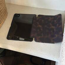 Estuche protector plegable de color ámbar vintage y lindo compatible con iPad de 11.a generación, tabletas, nuevo modelo 2025 de 10.a generación Air 7/6 con ranura para lápiz, estuche protector antidoblado de 11 pulgadas para tabletas para mujeres/hombres. Debido a las diferencias de iluminación y pantalla, puede haber ligeras variaciones de color entre el producto real y la imagen. - Marrón - Ver 4
