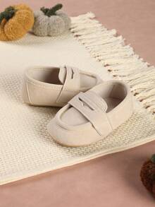 A Pair Of Cute And Versatile Infant Girl Shoes With Round Toe Flat Shoes Suitable For Spring And Autumn