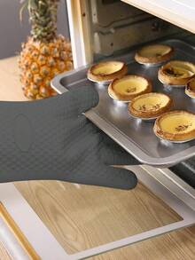 One Silicone Heat-Resistant Glove (Not A Pair), Featuring A Non-Slip Texture And Convenient Hanging Loop, Thickened Heat-Resistant Design For Effective Burn Prevention, Suitable For Various High-Temperature Scenarios Such As Baking, Grilling, Frying, And Microwave Cooking, Fits The Hand Shape, Is Easy To Clean And Heat-Resistant, Making It A Practical Choice For Home Kitchens, Baking Enthusiasts And Restaurant Chefs. - Multicolor - View 6
