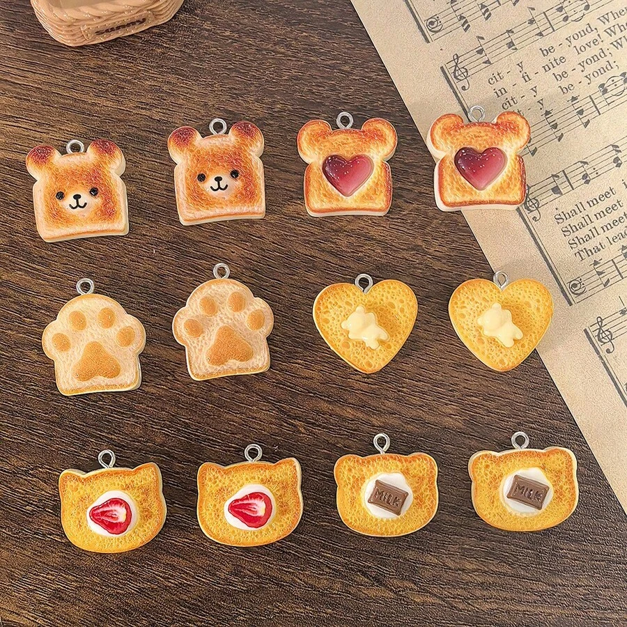 6/12 piezas Colgante de resina con diseño de comida de dibujos animados y lindos, como tostada de oso, tostada con diseño de corazón de mermelada - Adecuado para hacer joyas DIY, aretes, collares, llaveros, decoración y accesorios, mezcla aleatoria: tostada con crema y fresa, tostada con expresión de oso, pudín con corazón, tostada de oso, tostada con pata de gato, tostada con chispas de chocolate y crema - Colgante de tostada de dibujos animados - Ver 1