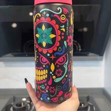 0WA1A,32 OZ, Ribbon Printed Fabric, Sugar Skull, Dinner, Tulip, Cat Head, Cute Insulation Cup, Practical Water Cup, Easy-To-Use Insulation Cup, Large Capacity Water Cup, The Most Suitable Water Cup For Travel, Water Bottle For Carrying When Going Out, Equipped With Straw, Very Suitable For Use During Exercise. It Can Keep Beverages Cool For Up To 24 Hours While Also Maintaining The Temperature Of Hot Water. This Sports Water Bottle Is Designed Specifically For People Who Love To Drink Beverages. It Is Perfect For Use In School Gyms, Travel, Daily Commuting, Outdoor Picnics, Summer, Autumn, And Winter Outings, Outdoor Camping Activities, Dormitories, Yoga, Driving, Office Commuting, Teachers, Graduation Gifts, Teacher Gifts, Valentine's Day Gifts, Birthday Gifts, Thanksgiving Gifts, Christmas Gifts, Halloween Gifts, Halloween Party Gifts, Party Supplies, And Other Scenarios. - 糖骷髏 - 查看 2