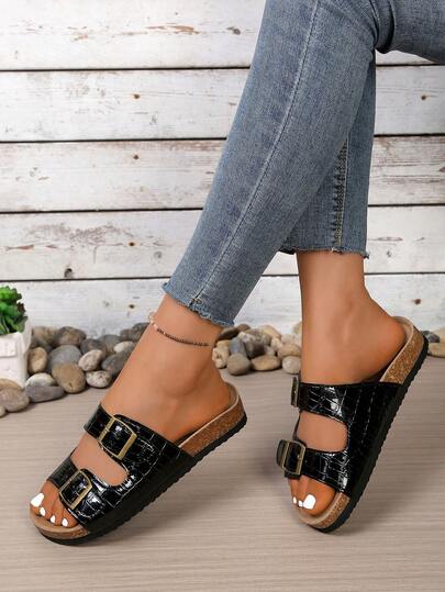 Dép xăng đan nữ màu đen mới, kiểu dáng cổ điển với đế dày và khóa cài đôi, thích hợp sử dụng trong nhà và ngoài trời vào mùa hè.