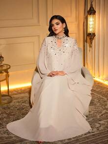 Đầm Abaya tay dài dáng cánh dơi thanh lịch, trang trí bằng hạt cườm và đá pha lê ở cổ áo khoét hình giọt nước, được làm từ vải dệt không co giãn, hoàn hảo cho những dịp đặc biệt mùa xuân. - Màu be - Xem 6