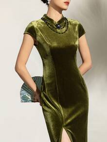 Faeriesty Đầm dạ hội cổ sườn xám thanh lịch, cổ áo đính hạt đen, thiết kế xẻ cao | Đầm nhung tay ngắn ôm sát, xẻ lưng trang trí, dáng ôm | Trang phục truyền thống Trung Quốc trang trọng, phù hợp cho các buổi tiệc tối kinh doanh, dạ hội trang trọng, lễ hội văn hóa, đám cưới và các sự kiện thảm đỏ. - xanh quân đội - Xem 5
