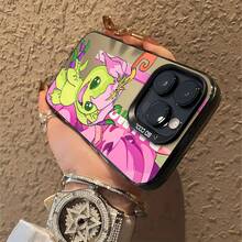 Alegre personaje de dibujos animados con detalles florales y rosas. Esta elegante funda es compatible con iPhone 17, 16, 15, 14 Pro Max, 13, 12, 11, XR y XS Plus. Fabricada en TPU flexible, resistente a golpes y arañazos, ofrece una excelente protección contra caídas y un agarre cómodo. Es un regalo ideal para familiares, amigos y seres queridos, y una opción perfecta para festivales. - Negro - Ver 6