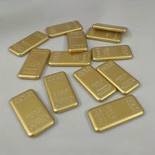 一件逼真的锌合金金条复制品,采用纯锌合金底座,饰以优雅的金色涂层,光泽亮丽,精致考究,重现了金条的奢华质感,展现高端美感,适合作为客厅、书房、办公桌的装饰品。 - 金色 - 查看 4